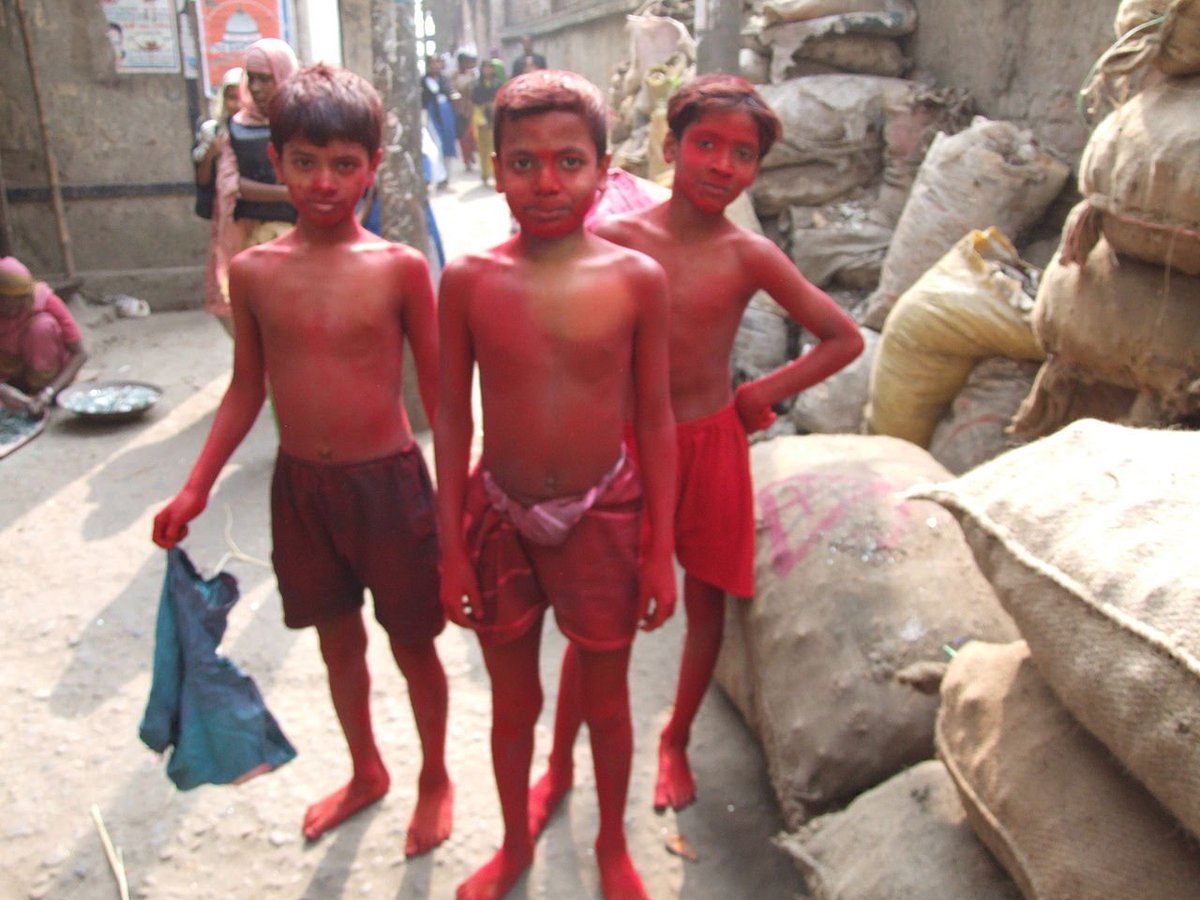 Cinnabar was used in Indian culture.Sindur, a dye used to mark the forehead of married women (as dot or stripes, as shown here). Today it's a synthetic version.It's still used in the developing world for dying clothes, which exposes workers to high toxicity. #HistoryofRed