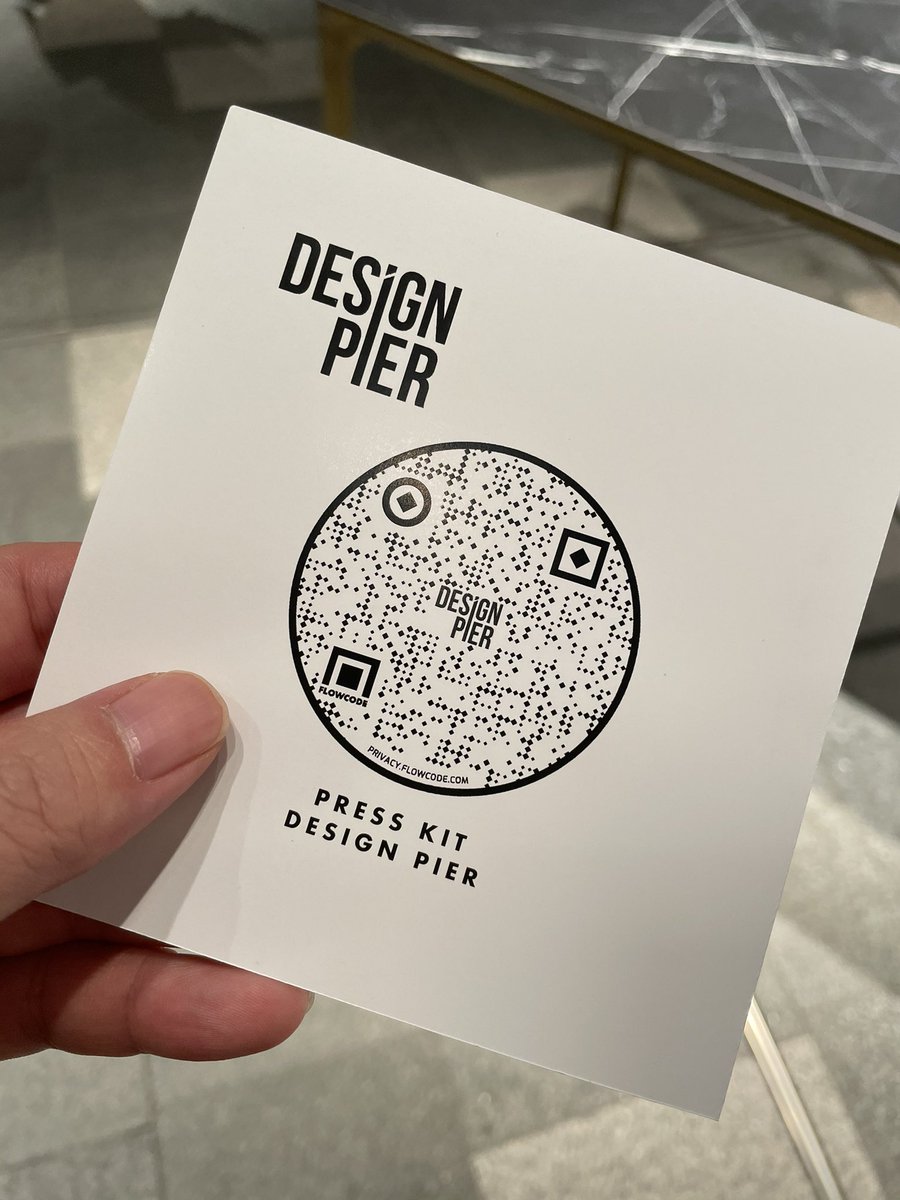 nobi's tweet photo. #表参道ヒルズ　#DESIGNARTGALLERY
一番最後に紹介あった #DESIGNPIER のキュレーションが家具ど真ん中なのに幅が広く面白い！オススメ。岩崎一郎さんのイス、Studio EJのガラスのテーブル、サビて重そうに見えるけど実は軽いマラカス。
QRコードまでオシャレ！
#DESIGNART https://t.co/tjGUO6K32l