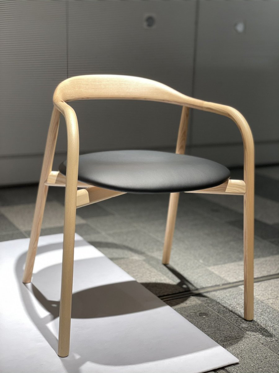 nobi's tweet photo. #表参道ヒルズ　#DESIGNARTGALLERY
一番最後に紹介あった #DESIGNPIER のキュレーションが家具ど真ん中なのに幅が広く面白い！オススメ。岩崎一郎さんのイス、Studio EJのガラスのテーブル、サビて重そうに見えるけど実は軽いマラカス。
QRコードまでオシャレ！
#DESIGNART https://t.co/tjGUO6K32l