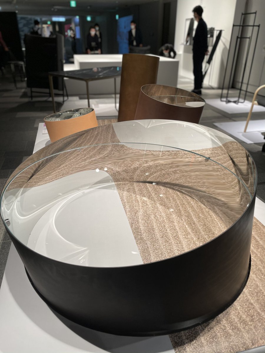 nobi's tweet photo. #表参道ヒルズ　#DESIGNARTGALLERY
一番最後に紹介あった #DESIGNPIER のキュレーションが家具ど真ん中なのに幅が広く面白い！オススメ。岩崎一郎さんのイス、Studio EJのガラスのテーブル、サビて重そうに見えるけど実は軽いマラカス。
QRコードまでオシャレ！
#DESIGNART https://t.co/tjGUO6K32l