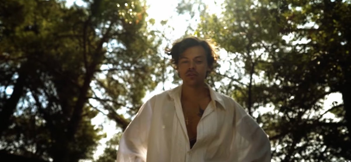 hsdaily's tweet photo. The #Golden music video has now reached 10 MILLION views on YouTube, becoming Harry’s biggest music video debut on the platform!

Keep watching: https://t.co/cpW1OrfGgF https://t.co/XS0UxFgfkr