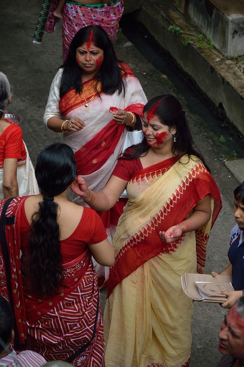 Cinnabar was used in Indian culture.Sindur, a dye used to mark the forehead of married women (as dot or stripes, as shown here). Today it's a synthetic version.It's still used in the developing world for dying clothes, which exposes workers to high toxicity. #HistoryofRed