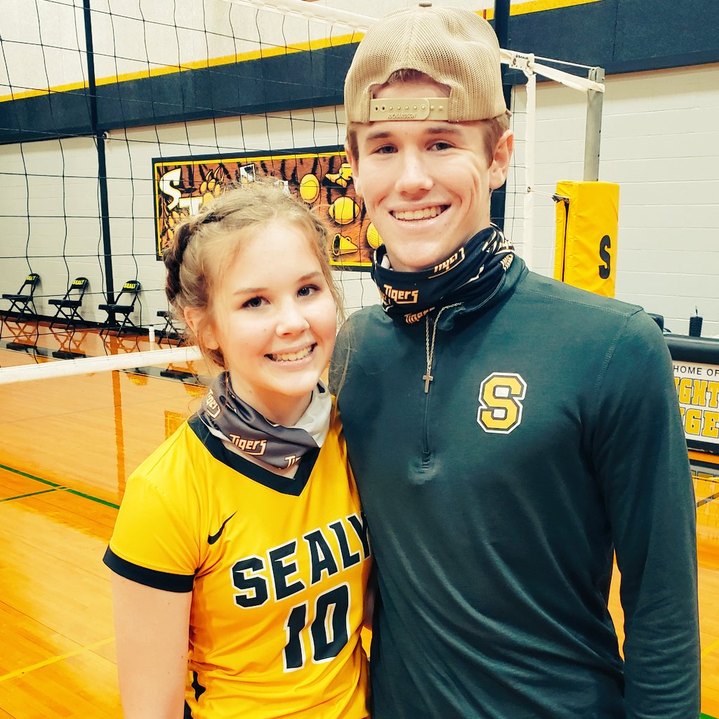 gayleydeemom3's tweet photo. Volleyball is over!!! 🐯🏐🖤💛 #JGD #SealyJH #TigerVolleyball #8thA #Family #MyGirl #AWD #CousinFriends https://t.co/SGLhinVAPU