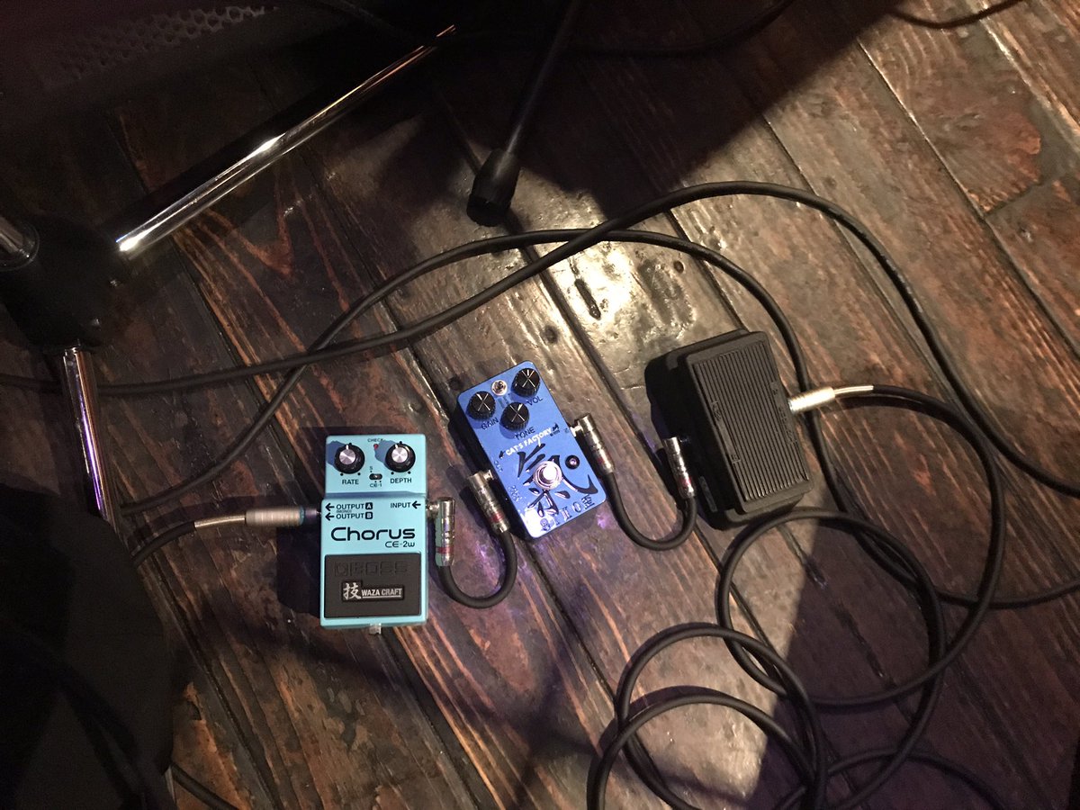 kaichou38's tweet photo. 昨夜はムスタングとブルースジュニアに神歪♪やっぱり太くて伸びのある気持ちいい歪み音が出ました!!あとは僕がもっと上手ければ…😅#loudness #akiratakasaki #CATSFactory #AT222D https://t.co/vXerf0Kyks