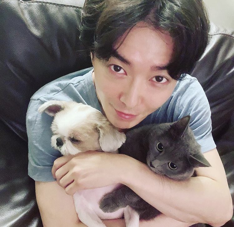 kim jaewook   ( http://jaeuck.kim ) ended the war between cats and dogs. interspecies diplomat!!!