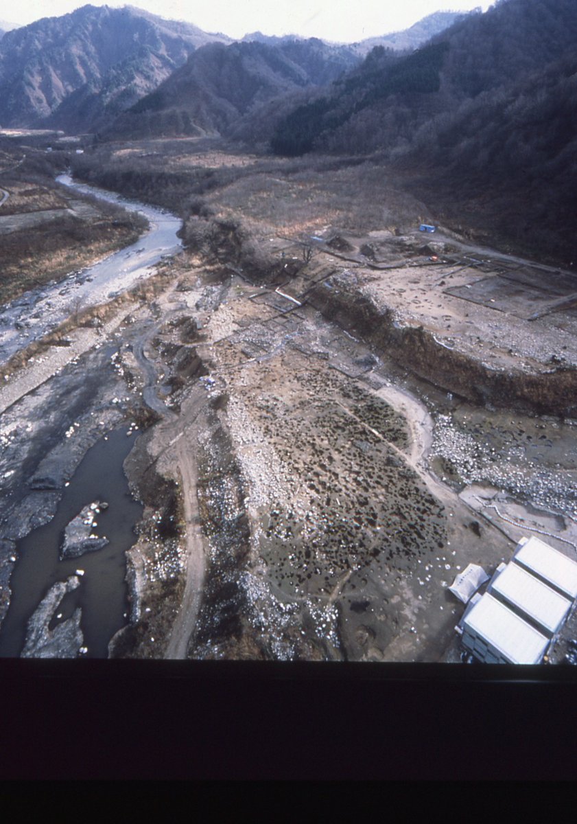 縄文の里 朝日 奥三面遺跡群の航空写真と元屋敷遺跡 本道平遺跡の全景です 山奥です 本道平遺跡は右側の一段高い ところで 左側の低いところが元屋敷遺跡です 元屋敷遺跡でも結構川から高いところにあります 大水の心配ない平らなところに集落を