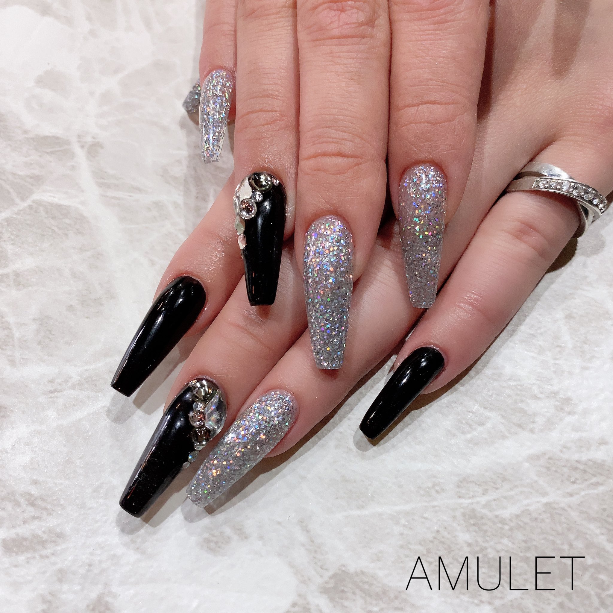 ネイルサロン アミュレット Black Silver ワンカラーのスクエアカットは可愛すぎる スカルプ スカルプネイル ワンカラーネイル スクエアネイル シルバーネイル ラメネイル キラキラネイル 岡山ネイル 岡山ネイルサロン アミュレット