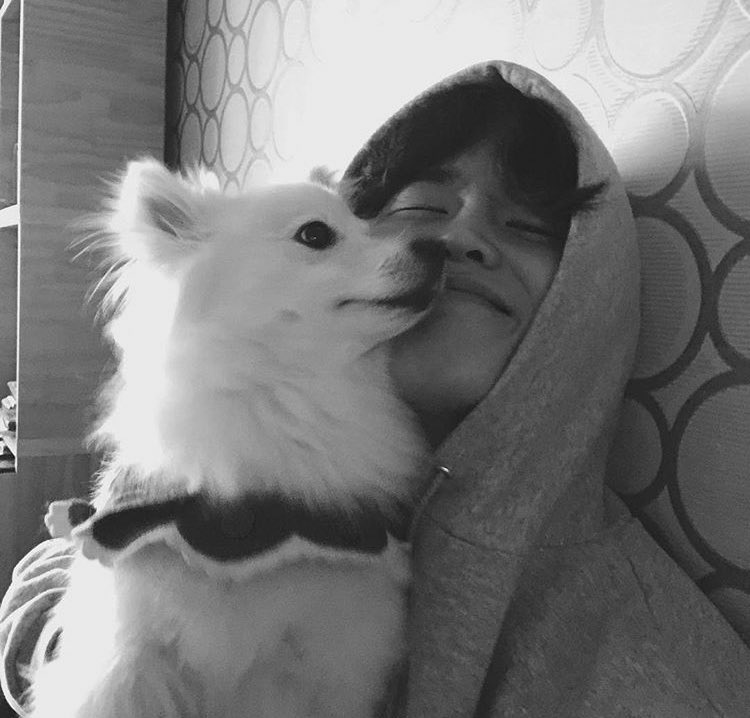 kim dowan  (kimdwan_) whats better to accentuate your sharp jawline than your dog?