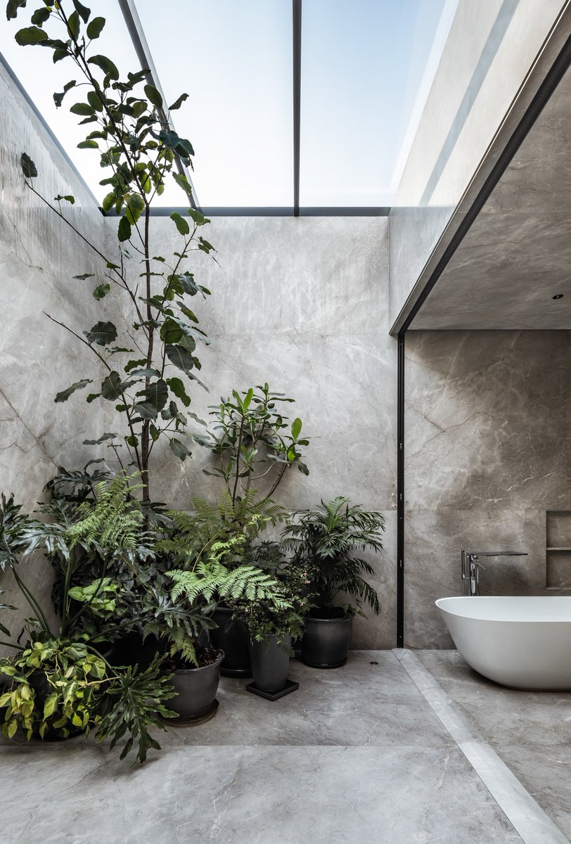 coolhuntermx's tweet photo. Una construcción de espacios de encuentro e interacción aislada del exterior y una fachada continua de carácter monolítico, conforman el primer proyecto de casa-habitación de #EsraweStudio. 🧱🍃
Conoce Casa Sierra Fría 🌱 https://t.co/OjJBCoNTNK https://t.co/czzeJBreRN