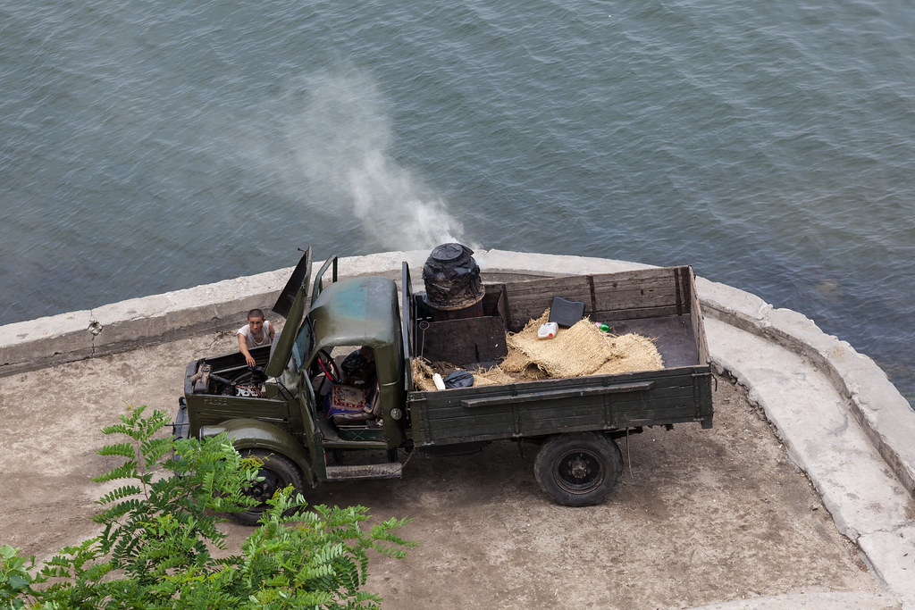 北朝鮮の自動車bot 木炭車 北朝鮮では燃料事情の悪さや 90年代に木炭車が推奨されたこともあり木炭車が多い 荷台の燃料筒に木を入れて燃やす 当然燃焼効率は悪く速度も精々60km H程度が限界 坂も登れないし色々危険 まるで戦争末期の日本みたいだぁ