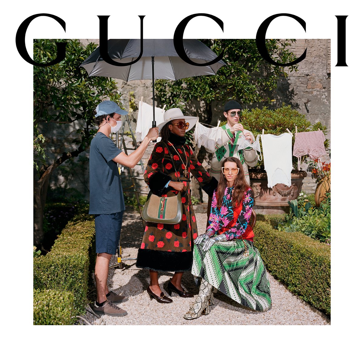 #GucciEpilogue キャンペーンではモデルの代わりに、#Gucci のデザインチームのメンバーをフォトグラファーの #AlecSoth が撮影。
Creative director #AlessandroMichele and art director #ChristopherSimmonds. https://t.co/1iVjMK5F6a
