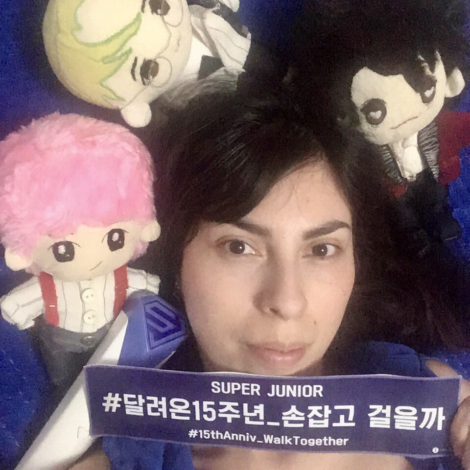 DaisyJohnson26's tweet photo. Llegaron en el momento que más los necesitaba, gracias por hacer mi vida más linda y feliz. Estaré por siempre con ustedes, los amo 💙#15thAnniv_WalkTogether #달려온15주년_손잡고걸을까  #슈퍼주니어 #SUPERJUNIOR @SJofficial https://t.co/Xs81a3X26Y