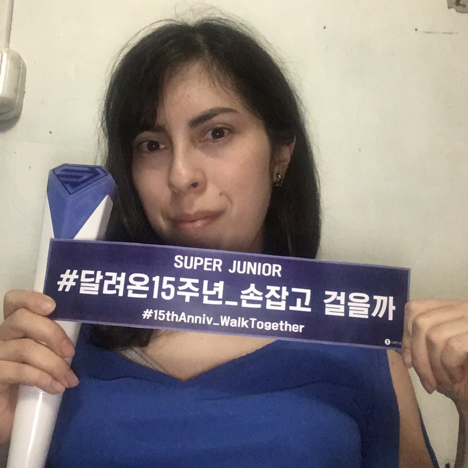 DaisyJohnson26's tweet photo. Llegaron en el momento que más los necesitaba, gracias por hacer mi vida más linda y feliz. Estaré por siempre con ustedes, los amo 💙#15thAnniv_WalkTogether #달려온15주년_손잡고걸을까  #슈퍼주니어 #SUPERJUNIOR @SJofficial https://t.co/Xs81a3X26Y