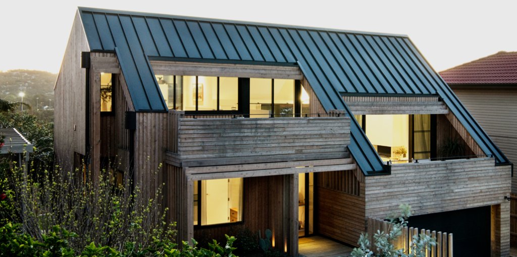 COLORBONDsteel's tweet photo. Building Designers #VIEWTHRU created Driftwood, an intimate home overlooking Warriewood Beach in the Northern Beaches, NSW. 
#COLORBONDsteel #Ultra #Monument in a #StandingSeam profile was selected for the contemporary profile to create clean roof planes.
https://t.co/VoEEWywyet https://t.co/IkIi9Guolu