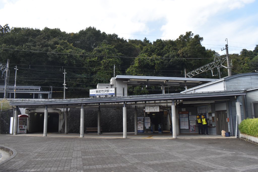 O Xrhsths ばふぁろうず Sto Twitter 東武東上線の東武竹沢駅にて ちょうど改札口の運賃表 停車駅 案内の更新作業を行っており みなみ寄居駅 ホンダ寄居前 が表記された新しいものを見ることができました 改札前には新しい時刻表も掲示されていました