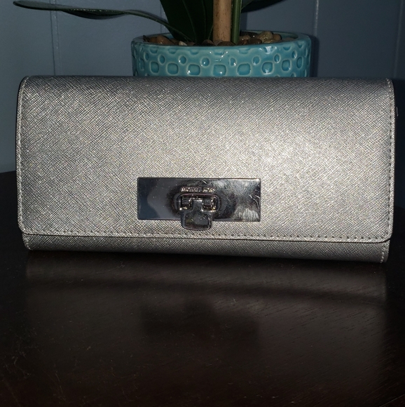 So good I had to share! Check out all the items I'm loving on @Poshmarkapp #poshmark #fashion #style #shopmycloset #michaelkors #handcrafted #chloe: https://t.co/MAl37kg0eZ https://t.co/WvX6DHcvMI