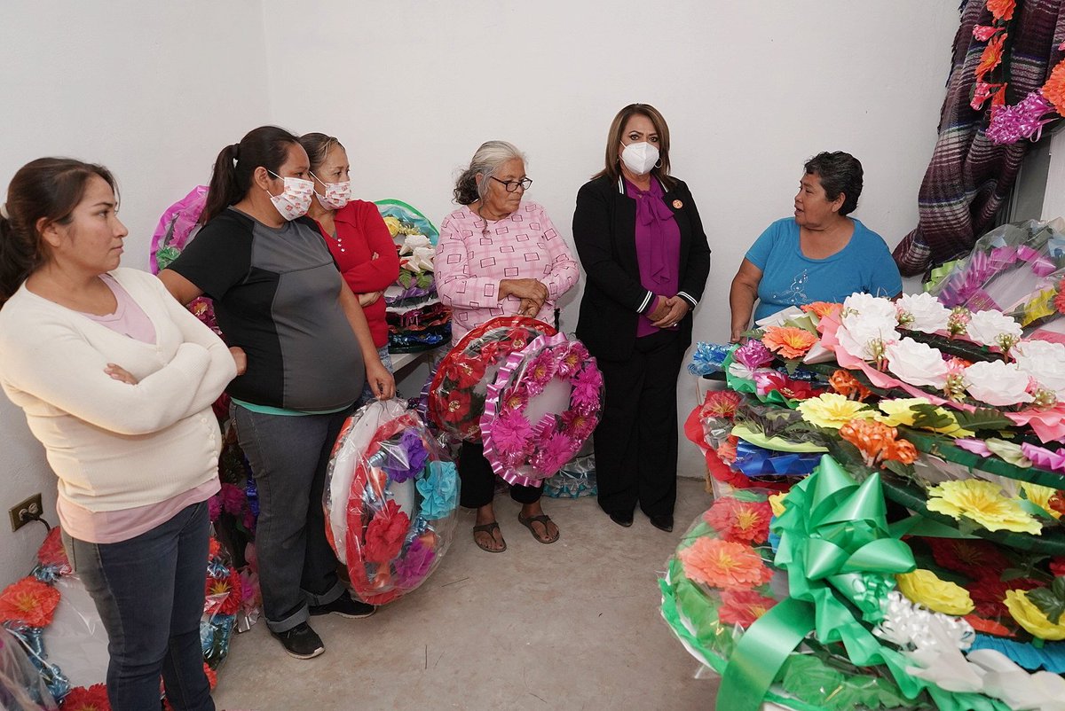 MagdaUribe22's tweet photo. Con gran creatividad, empeño y dedicación, mis amigas del Realengo demostraron gran habilidad con la elaboración de coronas, me da mucho gusto estar rodeada de mujeres trabajadoras y comprometidas. #MujeresActivas #mujerestrabajando https://t.co/Bz1TJWKb4U