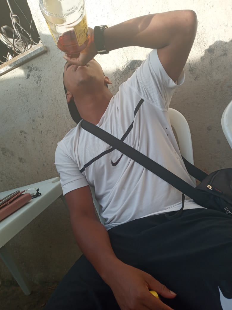 ClSaantos8's tweet photo. Me Enchendo De Álcool Pra Ver Se Transborda As Mágoas 🎶🥃🥴 https://t.co/3GtaSvAF6h