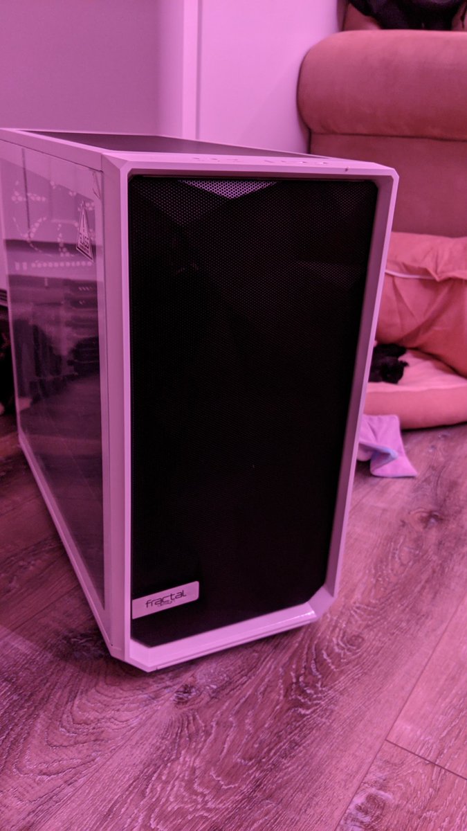 spookymochiii's tweet image. MY CASE CAME IN!
Now to stare at it for months until I can actually put things in it and use it...

#PC #myfirstPC #PCGaming #soshiny #Perfect