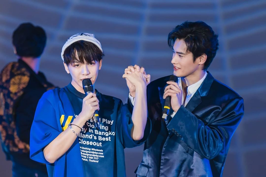 I— idk anymore their hands,,, kao's gaze on earth Im skshkshsksbsn