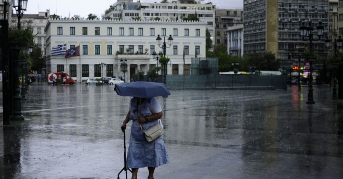 Βροχές και καταιγίδες σε όλη σχεδόν τη χώρα την Τετάρτη: Βροχές και καταιγίδες κατά τόπους ισχυρές που θα συνοδεύονται από χαλαζοπτώσεις. Η πρόγνωση του καιρού από τον διευθυντή της ΕΜΥ Θοδωρή Κολυδά. dlvr.it/RkPh6w #καιρός #weather