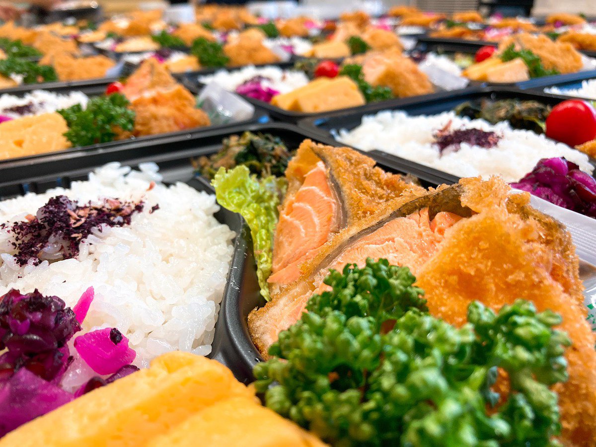 9014C's tweet photo. 2020/10/27(火)
【本日の日替わり弁当】
★サーモンフライ★
トラウトサーモンを大きめにカット✂︎
肉厚で間違いなく美味しい😍

お手ごろ価格のお弁当、お惣菜もあります🥰

お買い求めは☝️
#おかざき農遊館 
#幸田憩の農園 
#岡崎シビコ地下一階
#グリーンセンター長瀬
#わくわく広場アピタ岡崎北店 https://t.co/CYUsjFj6uO