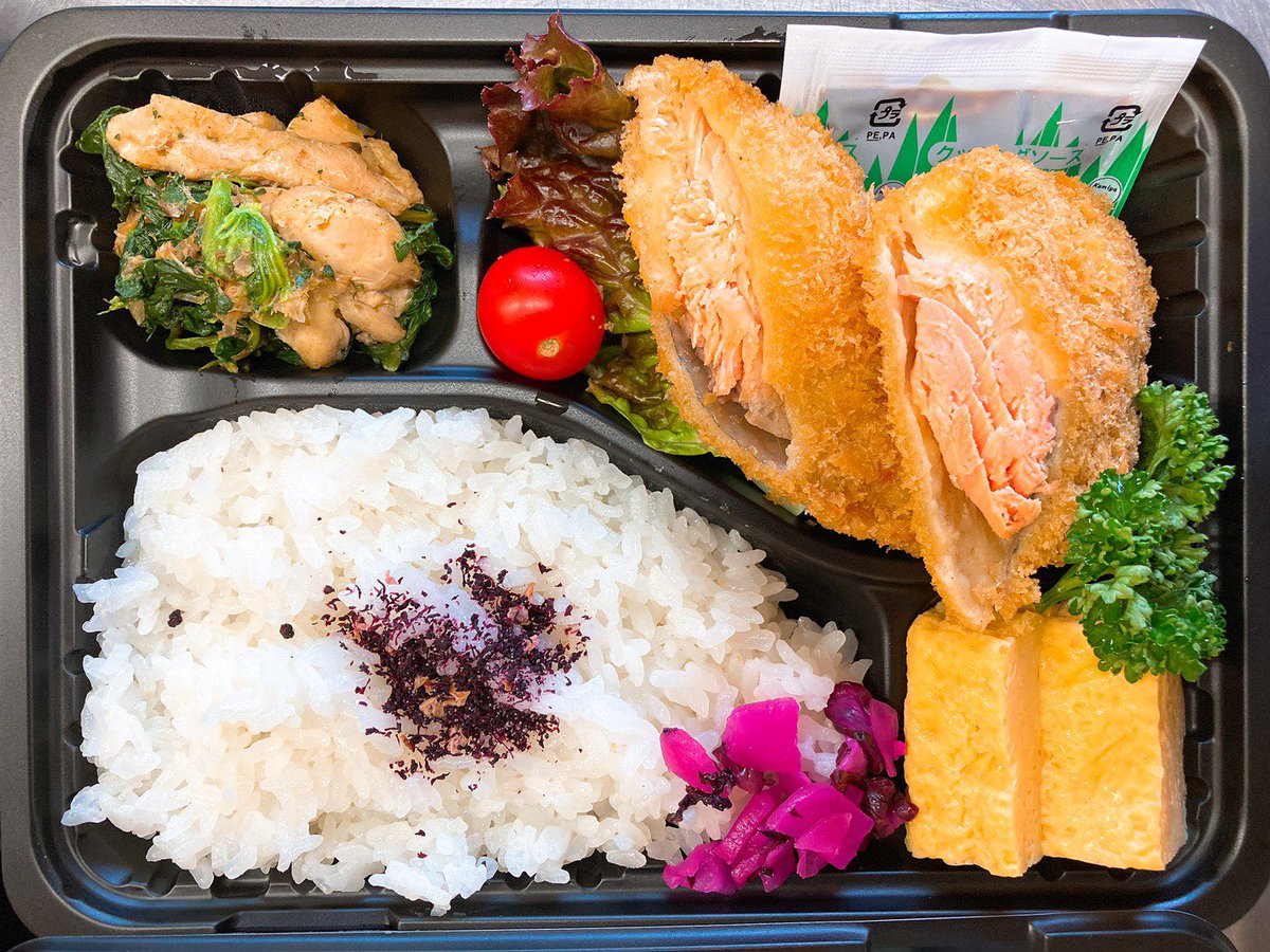 9014C's tweet photo. 2020/10/27(火)
【本日の日替わり弁当】
★サーモンフライ★
トラウトサーモンを大きめにカット✂︎
肉厚で間違いなく美味しい😍

お手ごろ価格のお弁当、お惣菜もあります🥰

お買い求めは☝️
#おかざき農遊館 
#幸田憩の農園 
#岡崎シビコ地下一階
#グリーンセンター長瀬
#わくわく広場アピタ岡崎北店 https://t.co/CYUsjFj6uO