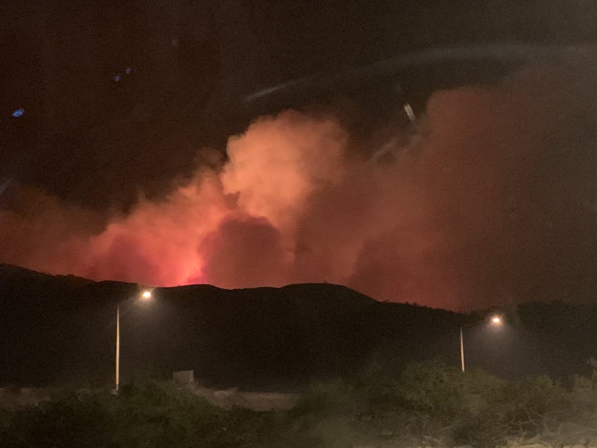 Trying to get to this wall of flame moving into the Foothill Ranch area. This is my exact location when I took this photo from the 241, now trying to get to the other side where the homes are. Difficult access.  #SilveradoFire  @FOXLA