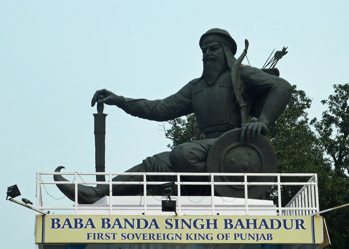 27 अक्टूबर 1670 जम्मू में जन्में वीर सेनानायक #बन्दा_सिंह_बहादुर_बैरागी जी ने मुग़लों से लोहा लेने, ज़मींदारी प्रथा समाप्त करने और ख़ालसा राज की स्थापना की 
देश और धर्म के लिए अनेक अमानवीय यातनाएं सही और स्वराज की स्थापना के लिए अपना सर्वस्व न्यौछावर किया 
उनकी जयन्ती पर नमन