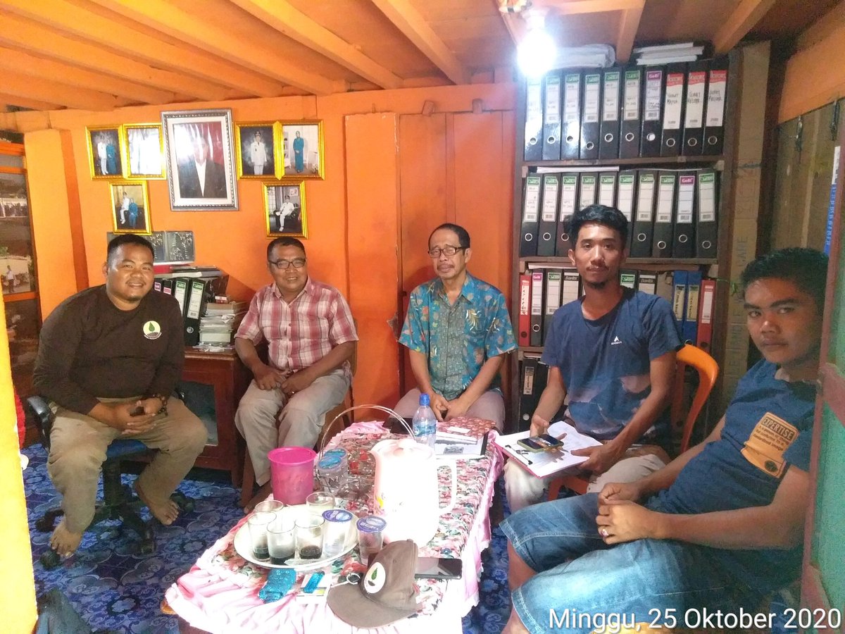 sehmarlin's tweet photo. Mendampingi Tim penyusunan SID dan DED pembasahan lahan gambut di Desa Pauh Kec. Rawas Ilir Kab. Musi Rawas Utara Prov. Sumsel yang dilaksanakan oleh UNSRI dan BRG RI (25-10-2020)

#DesaPeduliGambut
#BRGIndonesia 
#GotongRoyongJagaGambut
#lanjutkanrestorasigambut
#DPG2020 https://t.co/teCsnlccz5