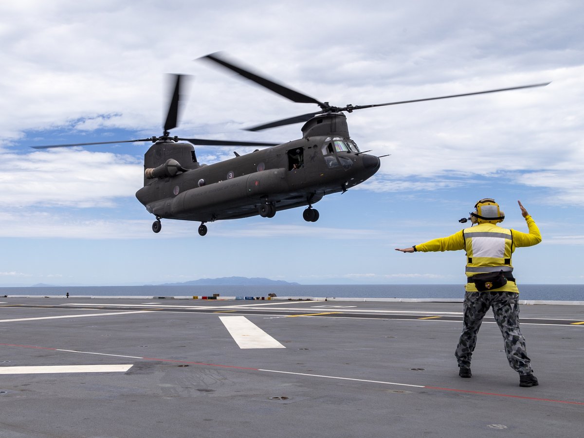 To allow another military force’s helicopter to land on the deck of your ship requires mutual trust and respect. This underscores the strong relationship between 🇸🇬 and 🇦🇺 as @TheRSAF’s CH-47 helicopter landed on the @Australian_Navy’s HMAS Adelaide last weekend. 📸: ADF https://t.co/o5RpQdEZfd