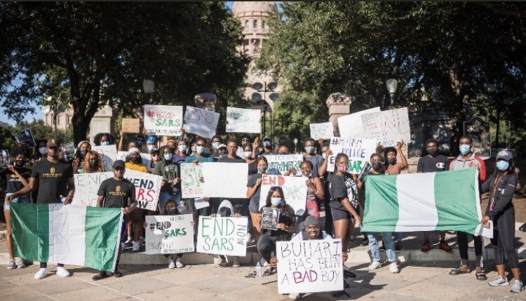 Fmbmp3's tweet photo. Nigerians abroad are protesting on our behalf. They are not tired. They are not backing down. Why are we at home backing down? 

Online protesters, RETWEET  #EndSARS  
#EndBadGovernmentinNIGERIA https://t.co/lEJq1j8NfN