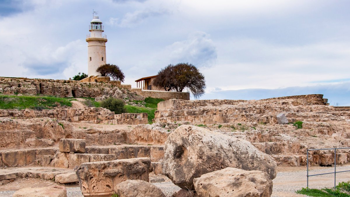 The #lighthouse on the coast at the Cypriot town of Paphos sits close to the Archeological Park containing ruins dating from prehistoric times, the #Roman and #Greek empires through to the middle ages. Well worth a visit on a cloudy winter day #travelphotography #traveltribe https://t.co/wsIHOFKM2s