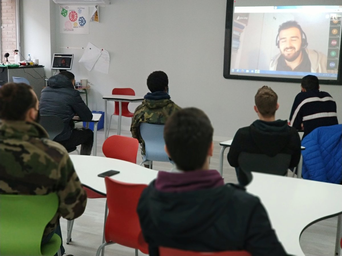 iestomvalmadrid's tweet photo. Hoy Lucas Díaz de @Grupo_Ence da una masterclass sobre #energíarenovable a nuestros alumnos de #FPDual de Instalaciones Eléctricas y Automáticas. Proyecto #EDuo @fundacionexit @DualizaBankia @fp_empresa https://t.co/NTsF8RcUgM