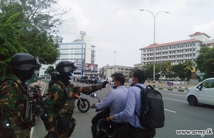 DilankaOfficial's tweet photo. යුද හමුදා විශේෂ යතුරුපැදි බලගණයේ කණ්ඩායම් 05ක් විසින් කොළඹ නගර සීමාවේදී අහඹු ලෙස පුද්ගලයින් ගේ ශරීර උෂ්ණත්වය මැන බැලීමේ කටයුතු සිදුකරන බව කොවිඩ් 19 පැතිරීම වැළැක්වීමේ ජාතික ක්‍රියාන්විත මධ්‍යස්ථානය නිවේදනය කර සිටියි.
#lka  #SriLankan #COVID19 #COVID19LK @Sri_Lanka_Army https://t.co/V1oACOo4KH