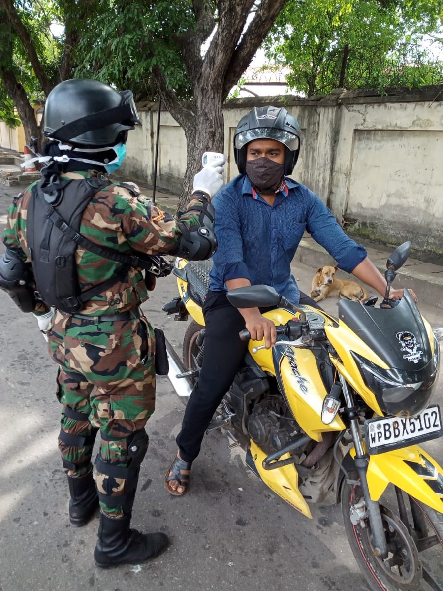 DilankaOfficial's tweet photo. යුද හමුදා විශේෂ යතුරුපැදි බලගණයේ කණ්ඩායම් 05ක් විසින් කොළඹ නගර සීමාවේදී අහඹු ලෙස පුද්ගලයින් ගේ ශරීර උෂ්ණත්වය මැන බැලීමේ කටයුතු සිදුකරන බව කොවිඩ් 19 පැතිරීම වැළැක්වීමේ ජාතික ක්‍රියාන්විත මධ්‍යස්ථානය නිවේදනය කර සිටියි.
#lka  #SriLankan #COVID19 #COVID19LK @Sri_Lanka_Army https://t.co/V1oACOo4KH