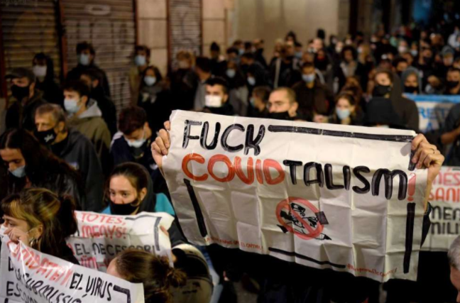 kedkasap's tweet photo. Protests in Italy and Spain. Italian restaurant owner hosted a dinner for 90 people and said, “you can arrest me, but I’m not going to close.”  #radioFr photo Barcelone #AFP #antilockdown https://t.co/JGsd9Hh70a