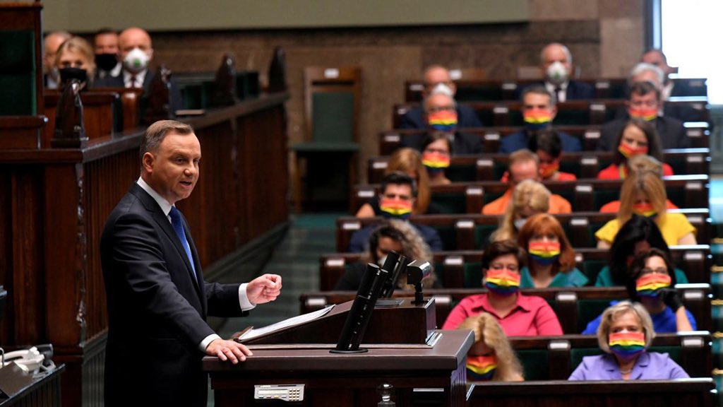 potatolesbiann's tweet photo. wiecie co by było naprawdę głupim pomysłem? 
wysłanie wieszaków, czarnych parasolek i koszulek ***** *** z płatnością przy odbiorze na ten adres którego mamy NIE udostępniać 
ul. książąt mazowieckich 9/5, 01-990 Warszawa
proszę was gays nie róbcie tego https://t.co/lTEIvtHdTM