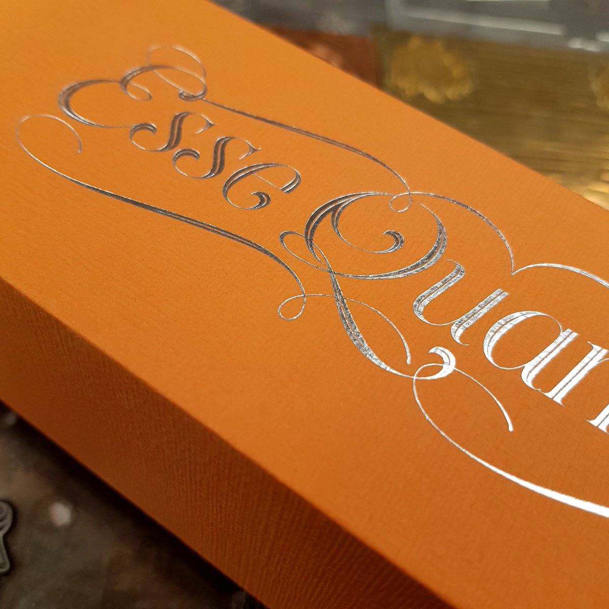 Silver foiling looking beautiful on embossed colorplan paper by GFSmith. A perfect combination! 🎁
@colorplan_papers
@gfsmithpapers
#luxurypackaging #handmade #bossprint #madeinlondon #branding https://t.co/XnBGcUn4Am