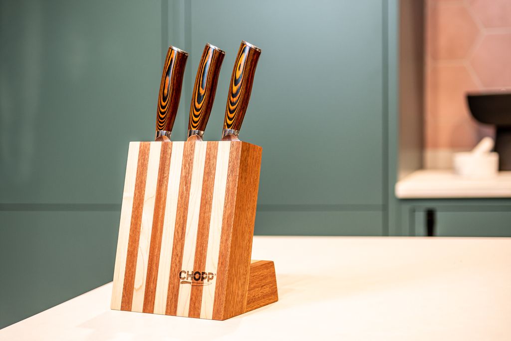 product shots for new brand "Chopp" - thanks to @HushKitchens for the use of their showroom 😍
#knifeblock #chopp #productphotographer #commercialphotographer #kitchen #kitchendesign #kitcheninspo #handmade #handmadekitchen #bespoke #bespokekitchen #kitchengoals #cotswolds https://t.co/wpAtHmiE8z