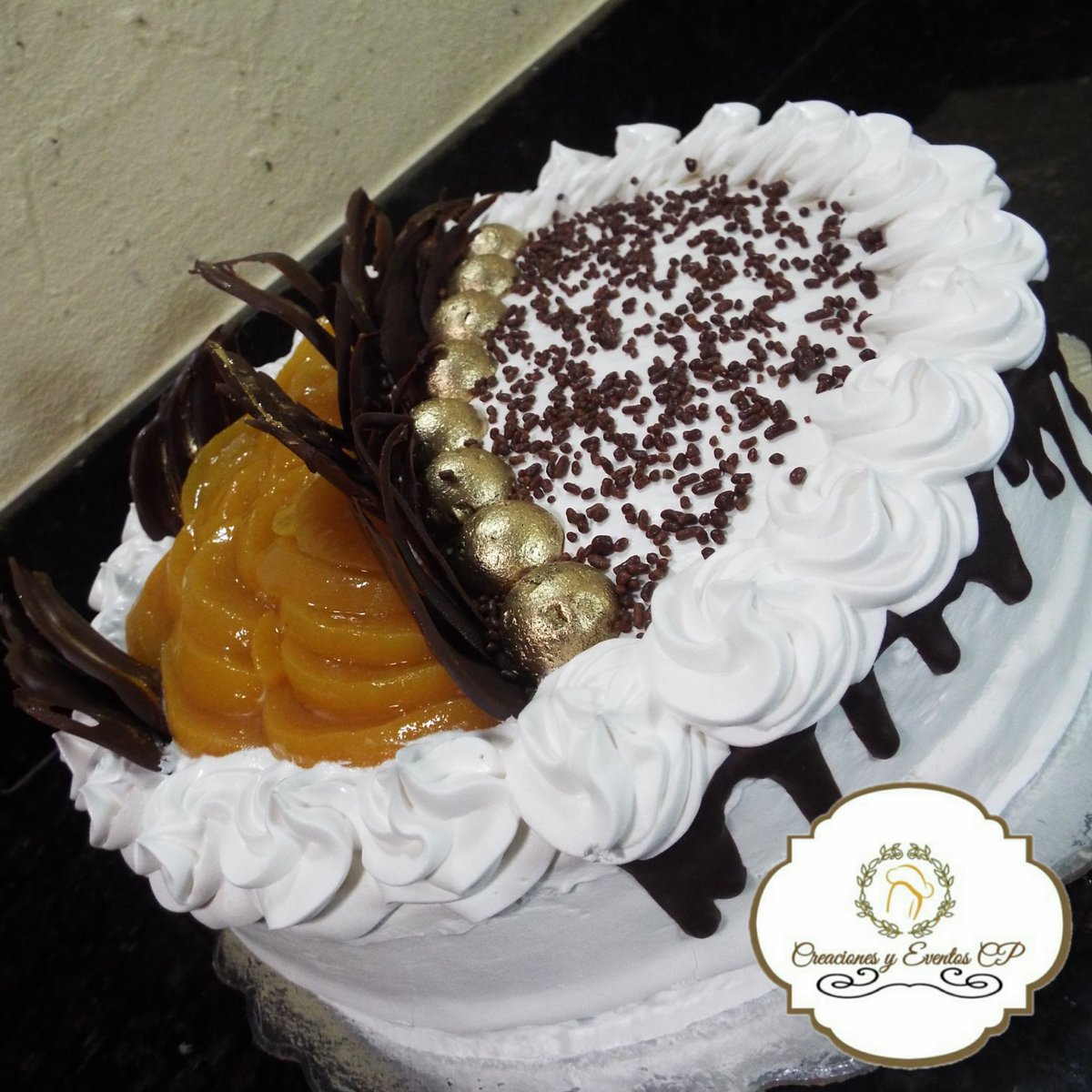 CpCreaciones's tweet photo. Torta fría de melocotón 🍑 bizcocho humedecido con almíbar alicorado, relleno de crema pastelera especial con trozos de melocotón, decorado con merengue suizo, melocotón, lluvia-figuras-drip de chocolate🍫 Tocaras el cielo en cada bocado 🤤 https://t.co/WUkNWf25T6