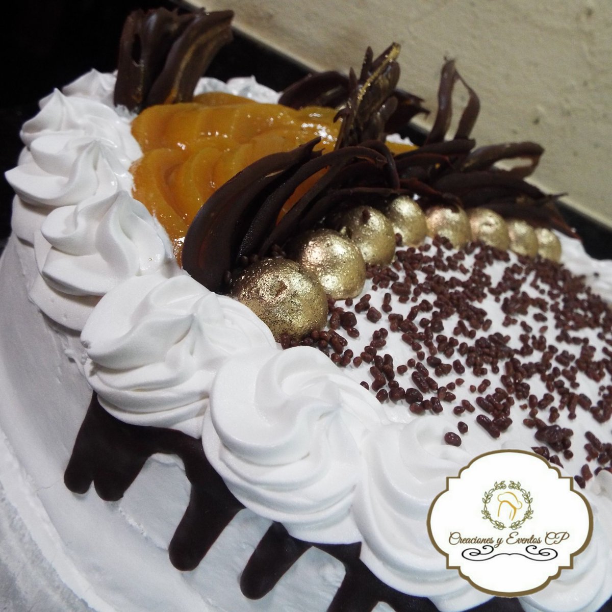 CpCreaciones's tweet photo. Torta fría de melocotón 🍑 bizcocho humedecido con almíbar alicorado, relleno de crema pastelera especial con trozos de melocotón, decorado con merengue suizo, melocotón, lluvia-figuras-drip de chocolate🍫 Tocaras el cielo en cada bocado 🤤 https://t.co/WUkNWf25T6
