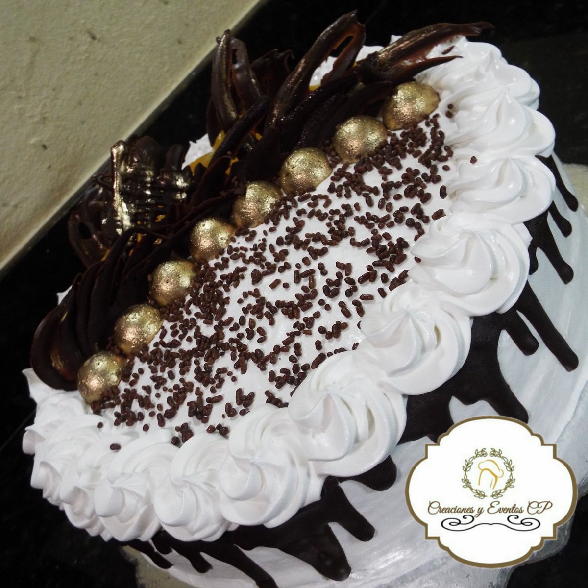 CpCreaciones's tweet photo. Torta fría de melocotón 🍑 bizcocho humedecido con almíbar alicorado, relleno de crema pastelera especial con trozos de melocotón, decorado con merengue suizo, melocotón, lluvia-figuras-drip de chocolate🍫 Tocaras el cielo en cada bocado 🤤 https://t.co/WUkNWf25T6