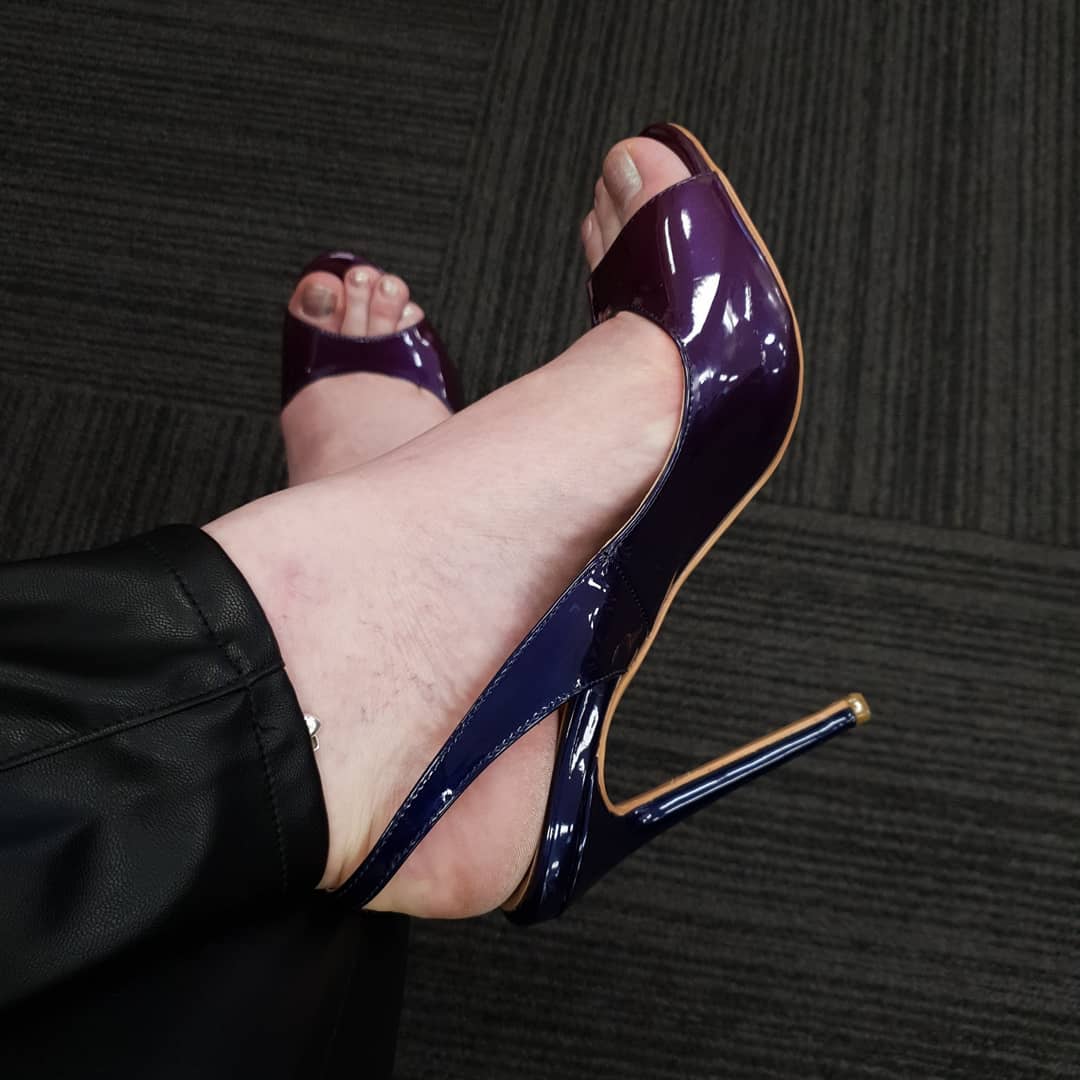 HeeledKelly's tweet photo. Love showing off my toes in these~ 😏👠

#heels #highheels #feet #toecleavage #FootWorship #FootFetish #HotWife #findom #shoefie
@Footrubforwomen @MyShoe0bsession @GoddessFeetRt
@iPostHeels @rt4_dommes @findom4feet https://t.co/NXsfTKWVLj
