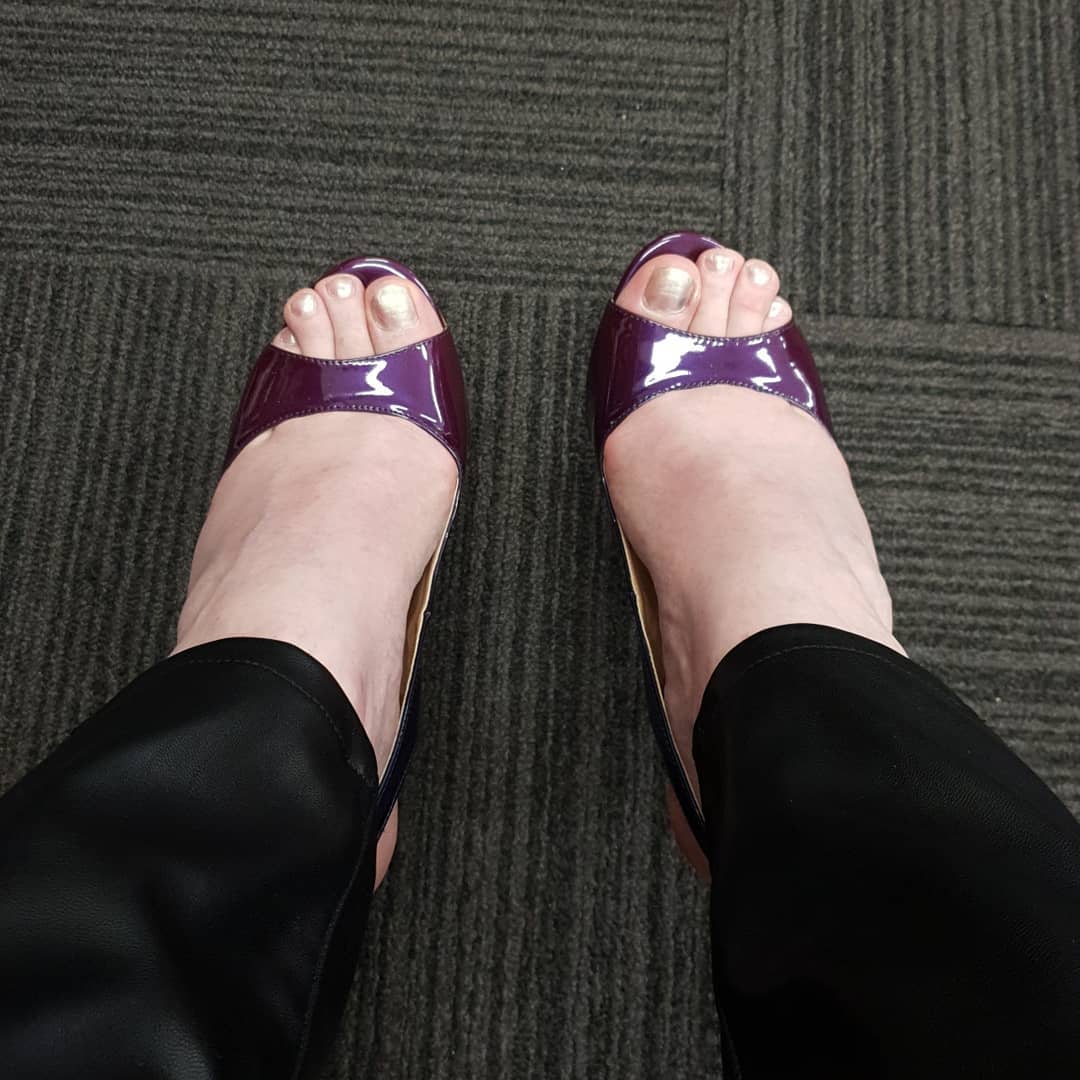 HeeledKelly's tweet photo. Love showing off my toes in these~ 😏👠

#heels #highheels #feet #toecleavage #FootWorship #FootFetish #HotWife #findom #shoefie
@Footrubforwomen @MyShoe0bsession @GoddessFeetRt
@iPostHeels @rt4_dommes @findom4feet https://t.co/NXsfTKWVLj