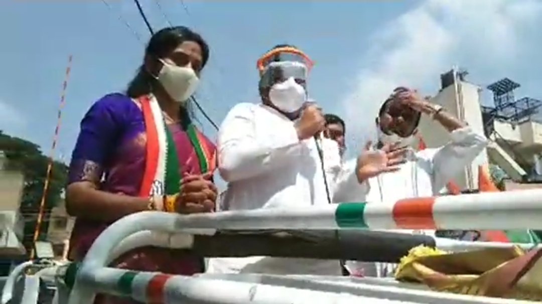 MBPatil's tweet photo. ಆರ್.ಆರ್.ನಗರ ಕ್ಷೇತ್ರದಲ್ಲಿಂದು ವಿಪಕ್ಷ ನಾಯಕ @siddaramaiah ಅವರ ನೇತೃತ್ವದಲ್ಲಿ ರೋಡ್ ಶೋ ನಡೆಸಿ ಕಾಂಗ್ರೆಸ್ ಅಭ್ಯರ್ಥಿ ಕುಸುಮಾ ಅವರ ಪರ ಮತ ಯಾಚಿಸಲಾಯಿತು.
ಈ ವೇಳೆ ಕೆಪಿಸಿಸಿ ಕಾರ್ಯಾಧ್ಯಕ್ಷರಾದ @SaleemAhmadINC, ಮಾಜಿ ಸಚಿವರಾದ@RLR_BTM, @MlcNarayanswamy, ಬೈರತಿ ಸುರೇಶ್, @ArshadRizwan ಸೇರಿ ಹಲವು ಮುಖಂಡರು ಜೊತೆಗಿದ್ದರು https://t.co/h1uzT9rWav