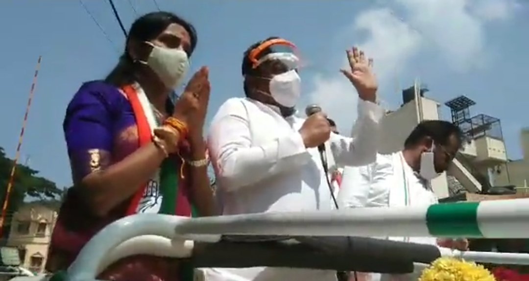 MBPatil's tweet photo. ಆರ್.ಆರ್.ನಗರ ಕ್ಷೇತ್ರದಲ್ಲಿಂದು ವಿಪಕ್ಷ ನಾಯಕ @siddaramaiah ಅವರ ನೇತೃತ್ವದಲ್ಲಿ ರೋಡ್ ಶೋ ನಡೆಸಿ ಕಾಂಗ್ರೆಸ್ ಅಭ್ಯರ್ಥಿ ಕುಸುಮಾ ಅವರ ಪರ ಮತ ಯಾಚಿಸಲಾಯಿತು.
ಈ ವೇಳೆ ಕೆಪಿಸಿಸಿ ಕಾರ್ಯಾಧ್ಯಕ್ಷರಾದ @SaleemAhmadINC, ಮಾಜಿ ಸಚಿವರಾದ@RLR_BTM, @MlcNarayanswamy, ಬೈರತಿ ಸುರೇಶ್, @ArshadRizwan ಸೇರಿ ಹಲವು ಮುಖಂಡರು ಜೊತೆಗಿದ್ದರು https://t.co/h1uzT9rWav