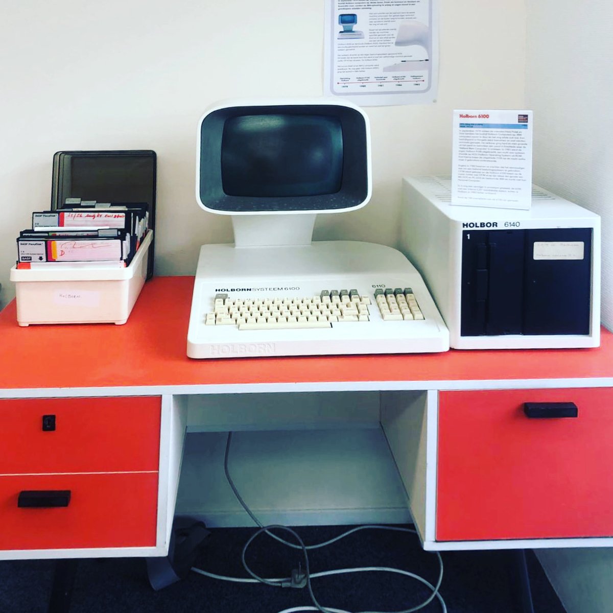 DigitaalErfgoed's tweet photo. Vanaf 2021 kunnen erfgoedinstellingen oude floppy’s etc in  @homecompmuseum uitlezen. Bart van den Akker (@bartdrummer) vertelt erover in 'n vlog tijdens ons kennisfestival op #WerelddagvandeDigitaleDuurzaamheid op 5/11. Lees het voorproefje op https://t.co/5KyfN2k1tm #WDPD2020 https://t.co/rOqHYnL7jN