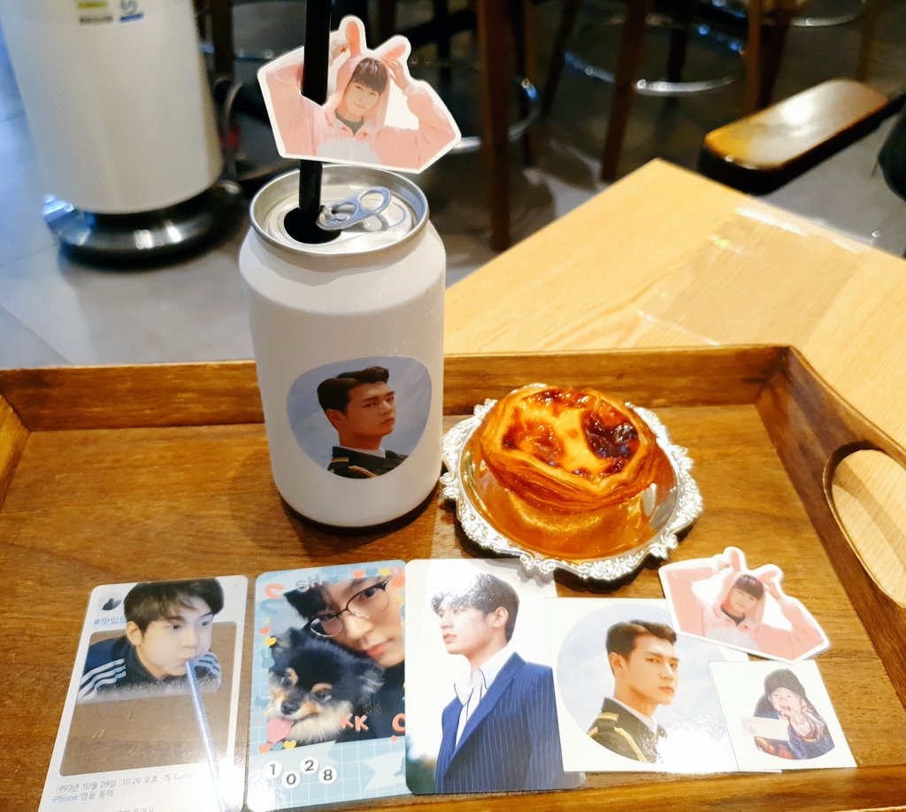 OctoberRain1028's tweet photo. 서함이 생일까페(｡•̀ᴗ-)✧ part(4)
솸솸한세트 먹으러 왔습니다아💕
빨대픽 진짜 넘 귀엽구, 에그타르트도 넘넘 맛있어요👍💗 넘 기분좋은 공간 감사합니닷ㅎㅎ @PSHBD1028 

#HAPPY32DAY 
#HAPPY_SEOHAM_DAY https://t.co/f87DK2Xo1f