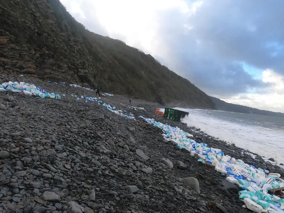 CONTAINER SPILL:
There is a spill of adult nappies in Bideford Bay. Salvage is present at Bucks Mills but Greencliff, Abbotsham, Clovelly, Peppercombe and Westward Ho! will need #2minutebeachclean love. Park legally, maintain social distance, wash hands and remove what you can.